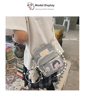 Sac ita en toile grise avec fenêtre transparente, étiquette de marque et porte-clés ours