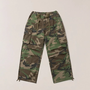 Détail du pantalon cargo avec motif camouflage forêt et logo étoile dorée brodée