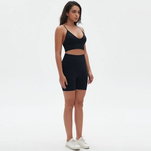 Detailansicht von atmungsaktivem nahtlosem Yoga-Sport-BH und Fitness-Shorts in Schwarz