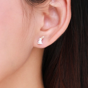 Orecchini a perno a forma di coniglio in argento sterling S925 su modella reale