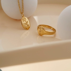 Vintage gold rose embossed pendant necklace and signet ring jewelry set for women