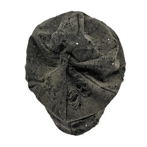 Vue de dessus d'un bonnet en maille gris foncé avec trous et paillettes argentées fines