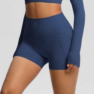 Détail du short de yoga bleu marine à taille haute avec poche latérale fonctionnelle