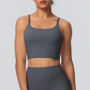 Détail du tissu mat hautement élastique sur le haut de yoga et le legging gris anthracite