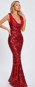Détail des paillettes rouges et argentées sur une robe de soirée sirène sexy