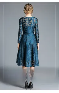 Détail de la robe en dentelle fleurie bleu foncé avec manches transparentes et zip au dos