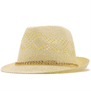 Atmungsaktiver cremeweißer Strohhut in Fedora-Form mit modischer goldener Kette