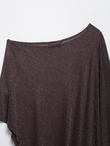 Gros plan sur un tissu en maille bronze aux reflets métalliques et texture scintillante