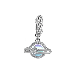Détail macro du clip de nombril planète coeur en argent avec opale et zircons brillants