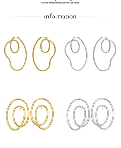 Dettaglio di orecchini minimalisti a spirale curva in oro e argento su sfondo bianco