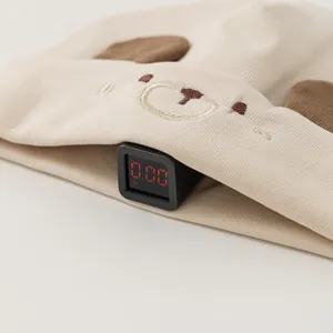 Test de sécurité montrant zéro agent fluorescent sur le bonnet bébé ours