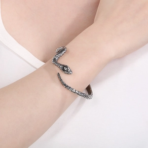 Detailansicht des Vintage Silber Schlangenarmbands mit Schuppenstruktur am Handgelenk