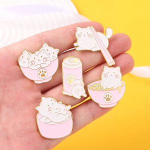 Lot de cinq broches en émail chat mignon, design rose et blanc avec détails dorés