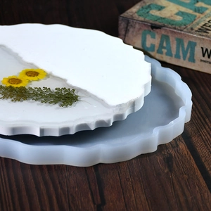Makroansicht der 20cm runden Silikonform mit unregelmäßigem Rand für Harzschalen mit Blumen