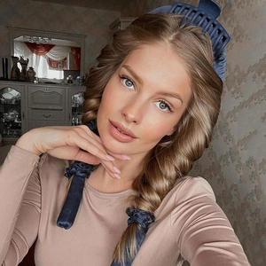 Set bigodini senza calore blu navy con elastici e molletta su una modella