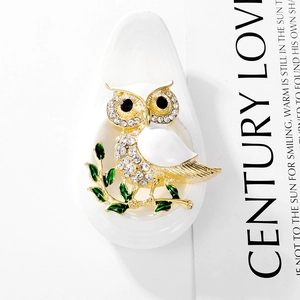 Exquise broche hibou en alliage doré avec émail blanc et strass étincelants