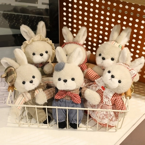 Gruppo di adorabili bambole di peluche a forma di coniglio con lunghe orecchie in cesto