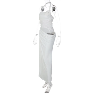Détail de la robe licou blanche avec fleur 3D et fronces latérales élégantes