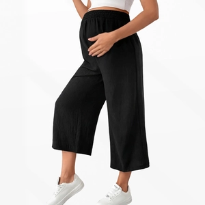 Schwarze Umstands-Culotte mit weitem Bein, hoher elastischer Taille und gerippter Textur