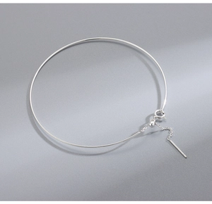 Dettaglio del bracciale elastico in argento S925 con catena regolabile e chiusura a perno