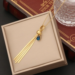 Collana lunga con nappine in acciaio inossidabile dorato e ciondolo a goccia blu su astuccio