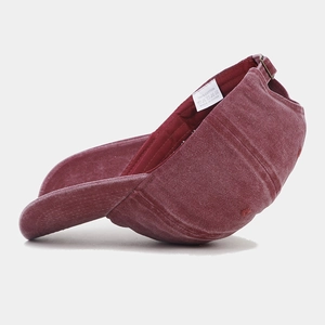 Détail de la doublure en coton, des coutures et de l'étiquette de cette casquette rouge