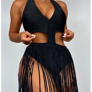 Maillot de bain une pièce noir à licou avec découpes, décolleté en V et longues franges