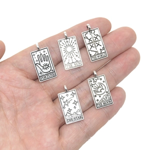 Lot de cinq pendentifs tarot en argent antique avec Soleil et Lune pour bijoux DIY