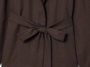Vista dettagliata della vestaglia a kimono in lino marrone scuro con cintura annodata