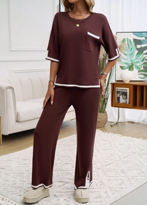 Détail de la maille d'un ensemble deux pièces marron foncé avec bordures contrastées