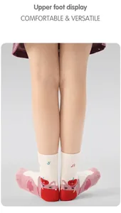 Detailsicht der Kinder-Baumwollsocken mit niedlichen Tiermustern und Rippbündchen