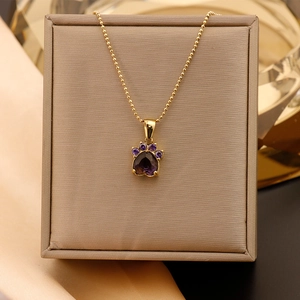 Détail du collier pendentif patte de chat plaqué or 18K avec zircon violet en forme de cœur