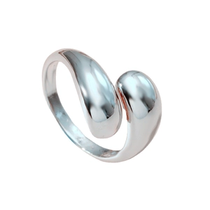 Anello regolabile in argento lucido con design a goccia asimmetrico in stile minimalista