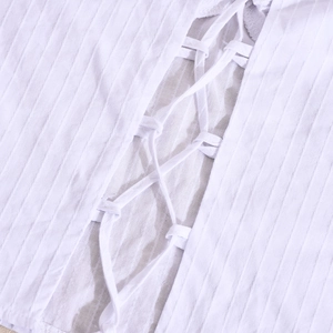 Dettaglio top a fascia bianco con texture a coste verticali e design con lacci intrecciati
