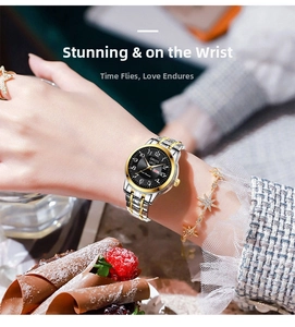 Gros plan d'une montre à quartz bicolore avec cadran noir et accents dorés sur un poignet