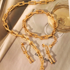 Klassieke gouden roestvrijstalen sieradenset met U-schakelketting en bijpassende oorbellen
