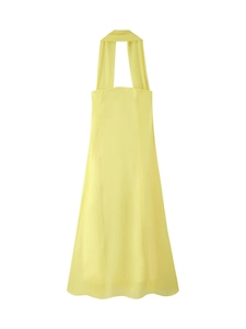 Vue détaillée de la robe dos nu jaune avec une texture de tissu légère et fluide