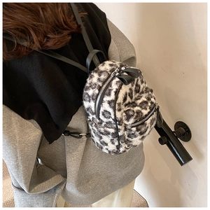Détail du sac à dos en peluche léopard avec fausse fourrure et bretelles en cuir noir