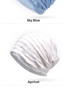 Dettaglio di berretti a pieghe azzurro e albicocca in cotone traspirante