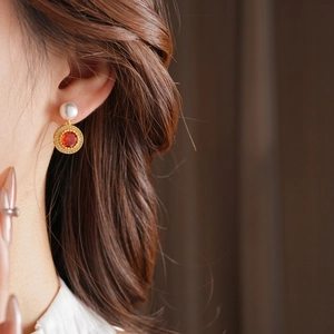 Boucles d'oreilles perles plaquées or 18K avec zircon rouge et halo de cristaux