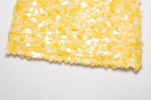 Gros plan des paillettes jaunes scintillantes sur une mini-jupe moulante et élégante