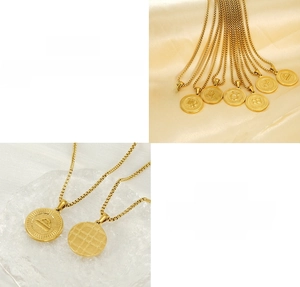 Détail du pendentif zodiaque en acier inoxydable 18K avec texture grillagée au verso