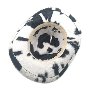 Vue intérieure du chapeau peluche à imprimé vache avec bandeau et cordon réglable