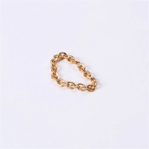 Detailed view of an 18k gold plated stainless steel 3mm twisted oval link chain ring