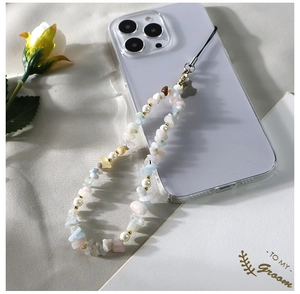 Vue détaillée des perles en pierres naturelles et perles sur ce cordon de téléphone