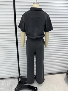 Rückansicht von dunkelgrauem Damen-Set mit Kurzarm-Oberteil und weiter Hose