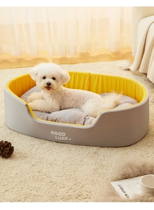 Detalle de una acogedora cama gris y amarilla para mascotas con perro en cojín suave