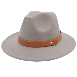 Chapeau fedora classique gris clair à larges bords avec ceinture en cuir marron et boucle