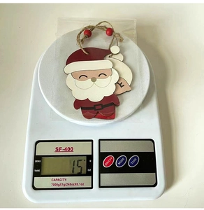 Detailed view of lightweight 15g wooden Santa Claus pendant showing size and weight specs