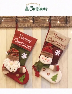 Gros plan de chaussettes de Noël avec Père Noël et bonhomme de neige sur mur en bois
